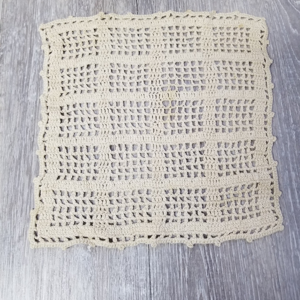 2 square crocheted doilies - Picture 4 of 7
